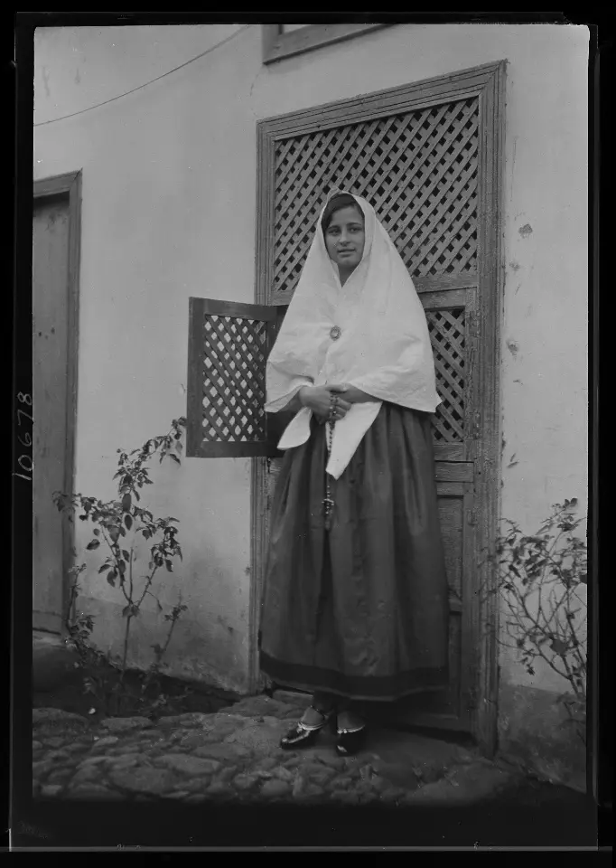 Mujer con mantilla para la misa de alba